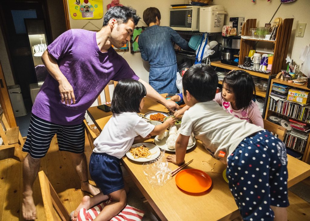 家族で夕食の準備をする大谷さん