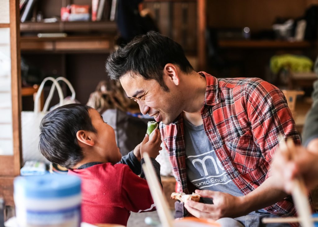 子供と戯れる大谷さん