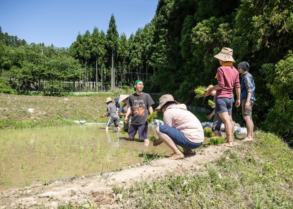 東吉野_米部の田植えを手伝う大谷さん